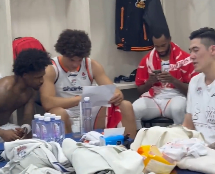 九游体育官方网站-胜广东更衣室！卢伟赞3将强调团结，领导直指别膨胀，氛围感拉满|上海|张镇麟|刘铮|比赛|古德温_新浪体育_新浪新闻